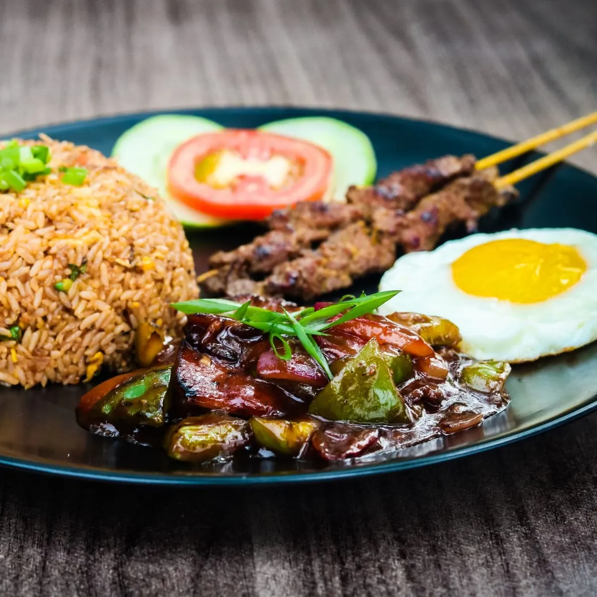 Plato combinado con arroz chaufa, brochetas y huevo frito