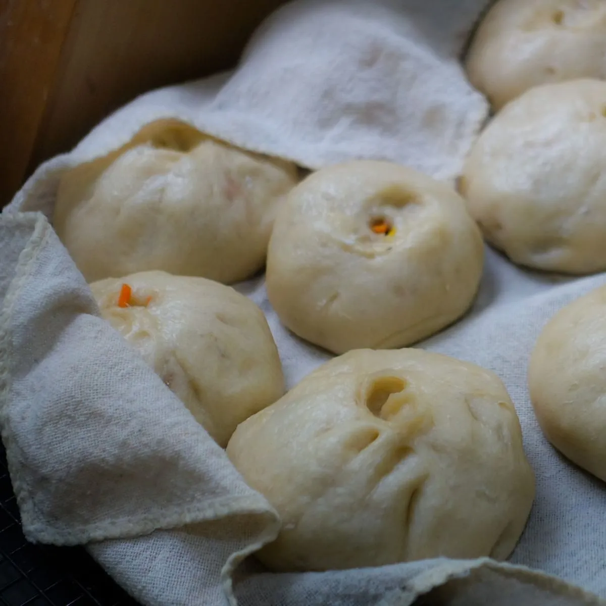 Panes bao al vapor sobre paño de cocina