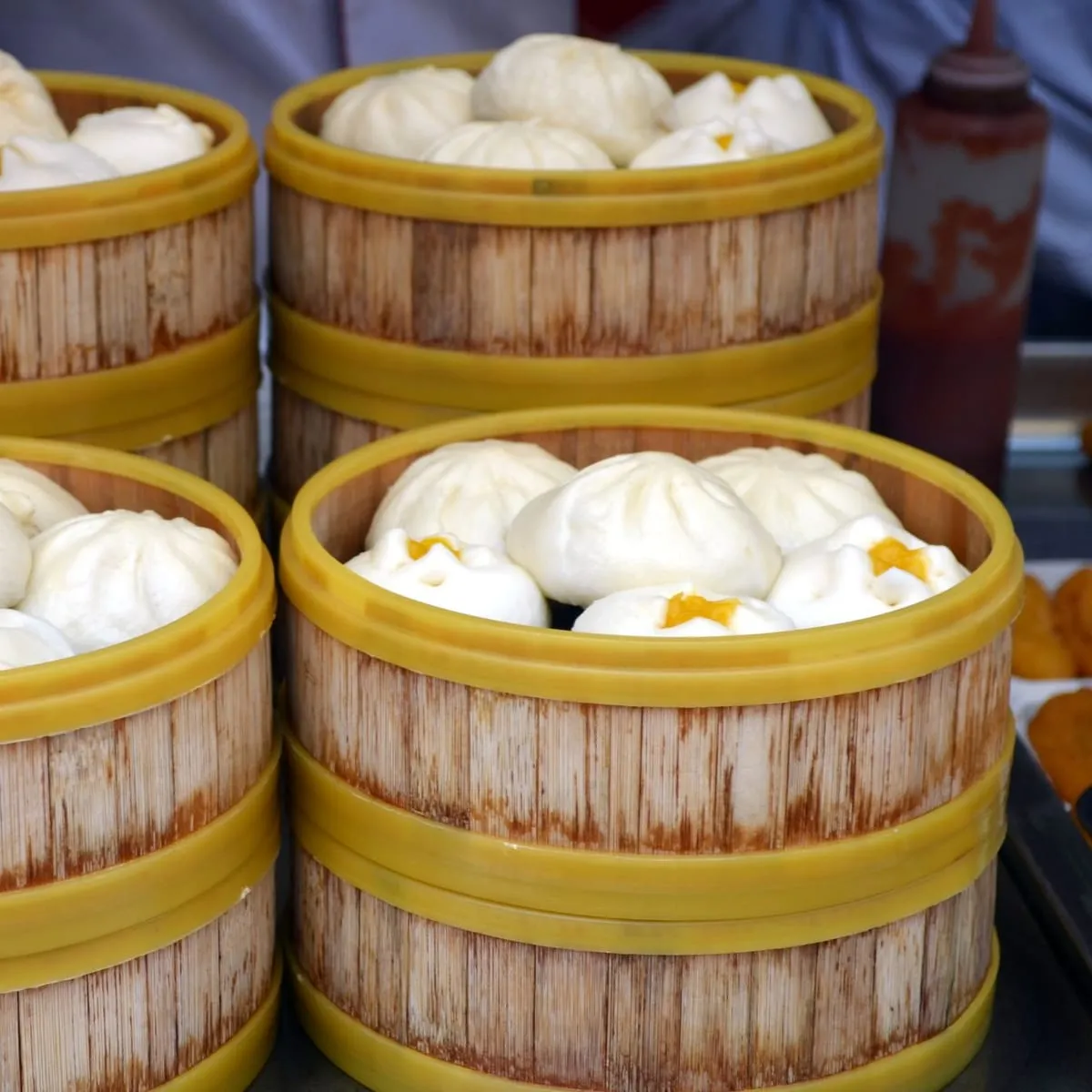 Canastas de bambú apiladas con dim sum al vapor