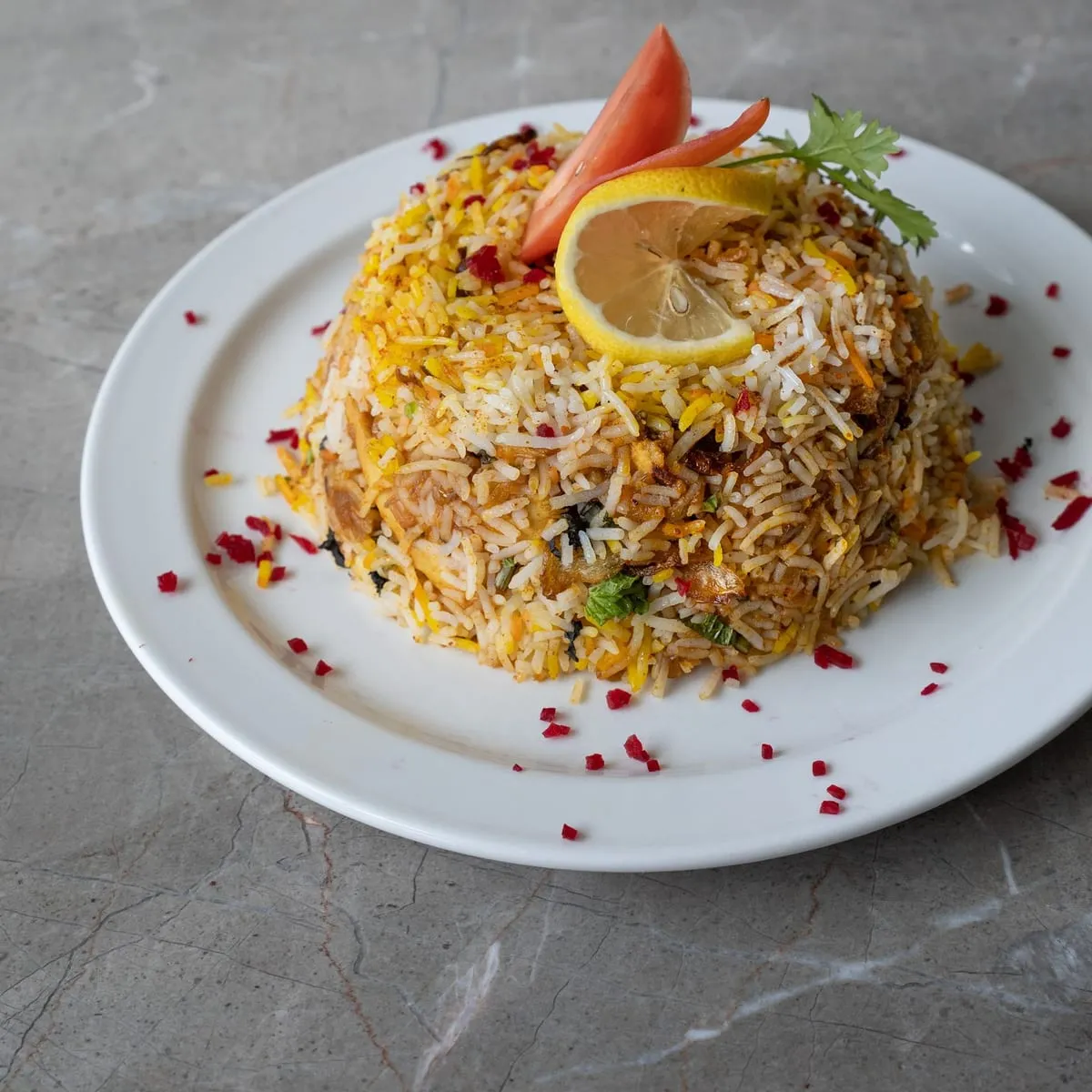 Arroz chaufa especial con verduras servido en plato blanco